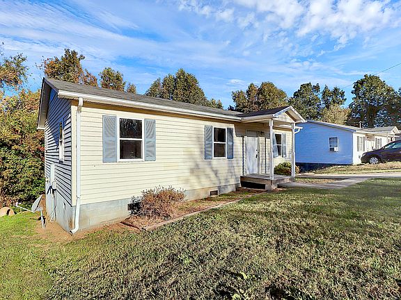 3rd image of 1050 Mountain Crest Dr