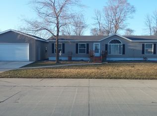 207 Hillcrest Dr, Clarks Grove, MN 56016
