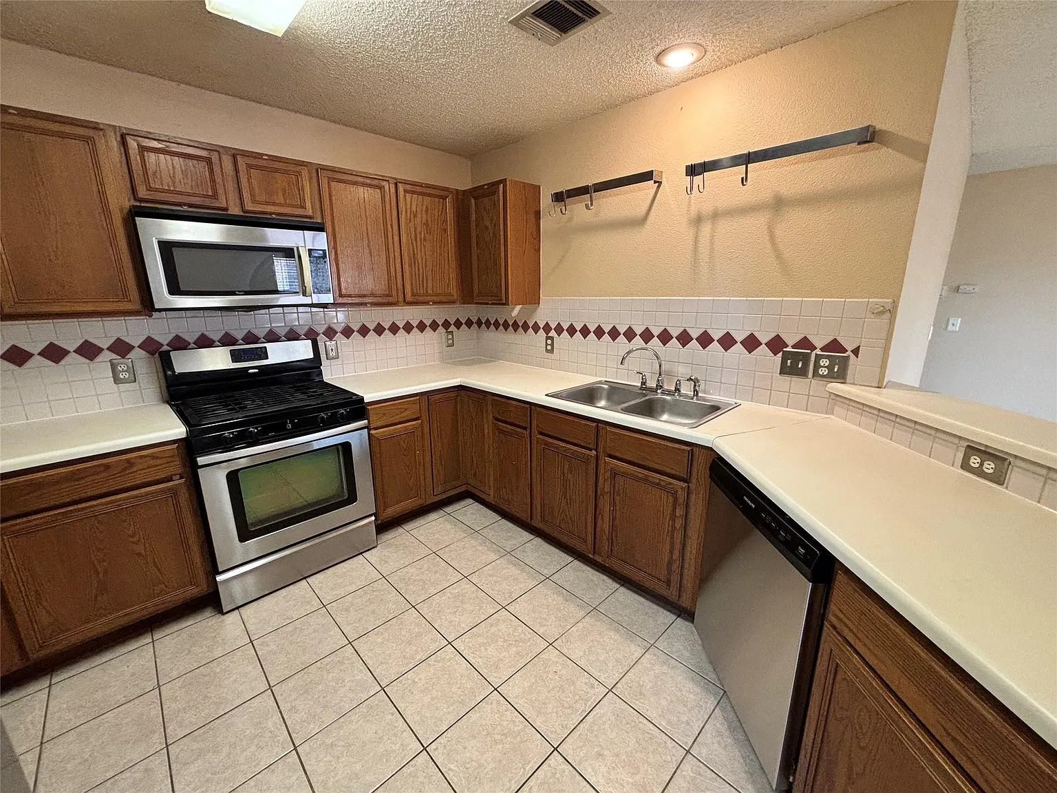 3 bed, 2.0 bath, 1402 sqft, $1,850 — Photo 4