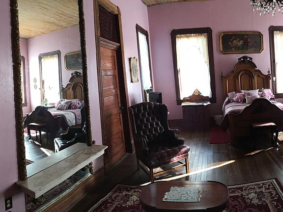 The Brides Room for wedding functions, at the top of the grand staircase allows your Bride a magnificent entry into the main hallway, and an easy walk to bliss in matrimony. Also know as the "Princess Room" having been favored by our family royalty at a