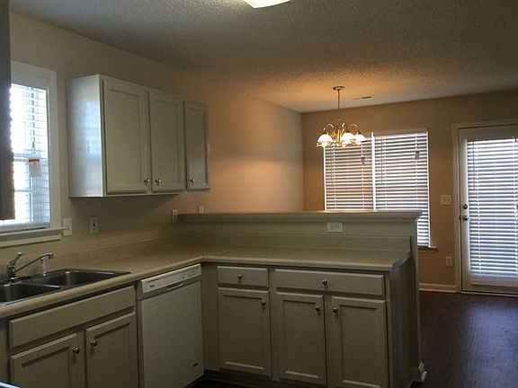 4th image of 101 Pennine Dr