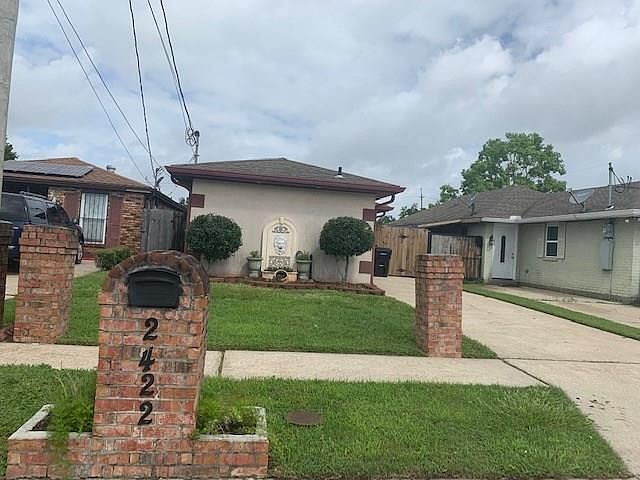 1st image of 2422 Dubreuil St