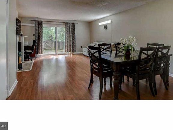 3rd image of 32 Hampshire Dr