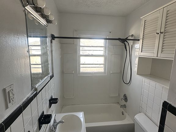 4th image of 10304 La Plaza Ave