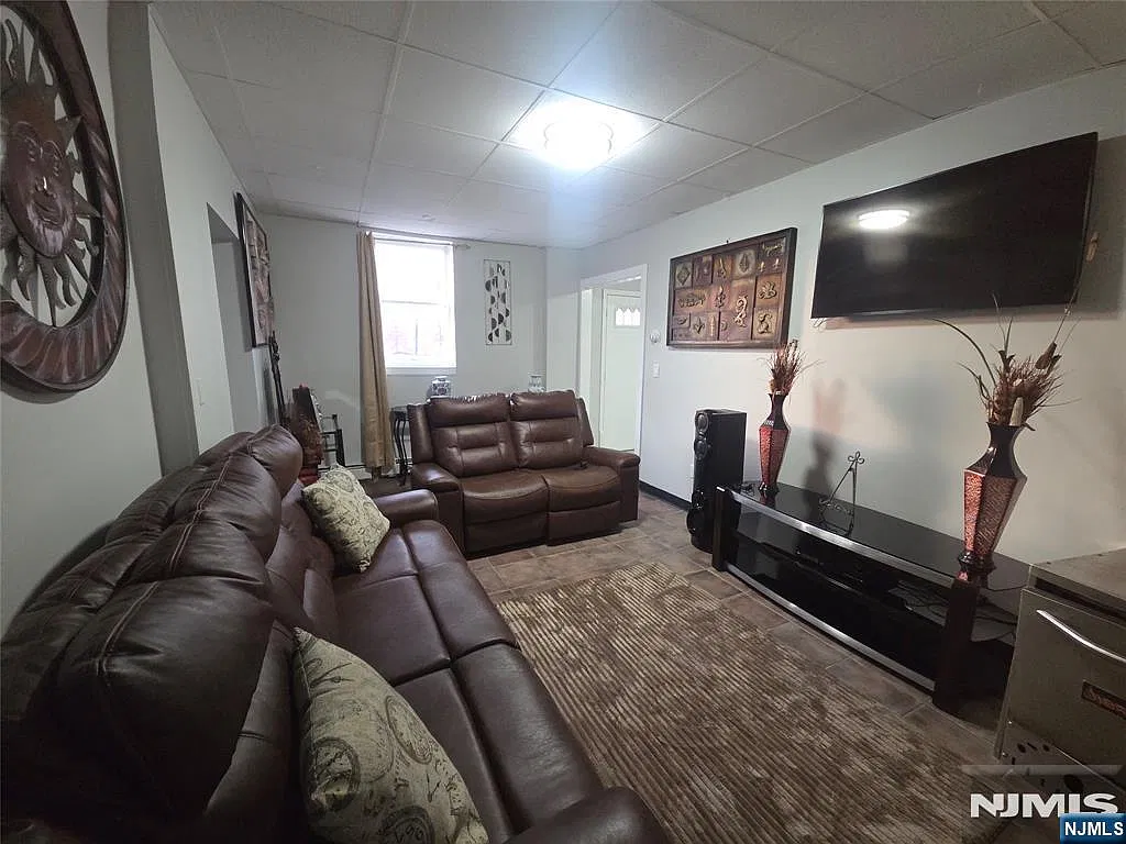 3 bed, 1.0 bath, $2,550 — Photo 4