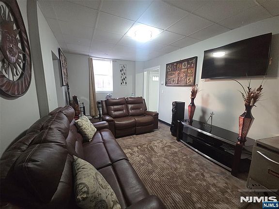 4th image of 75-79 Lodi St 1B