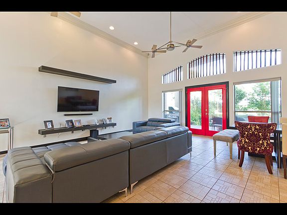 5th image of 209 San Saba St