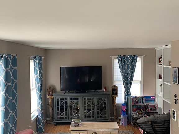 3rd image of 56 Robindale Dr