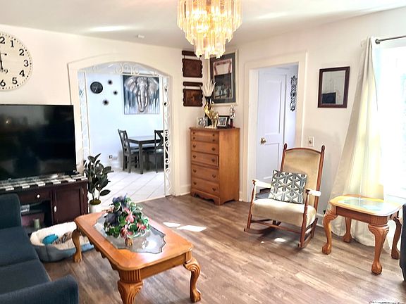 4th image of 1010 Irwin St