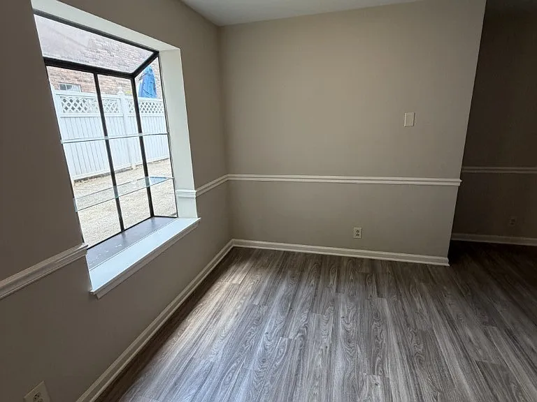 302 Hillside Ct — Photo 13