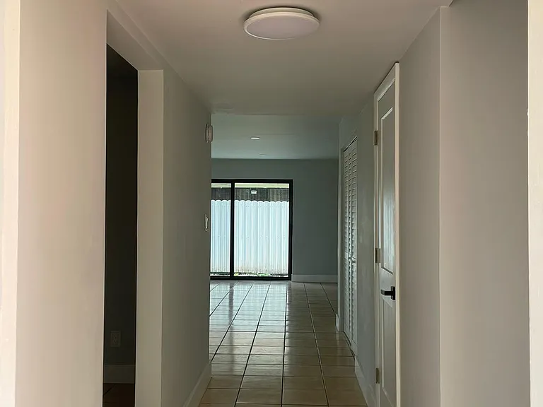 1721 SW 40th Ter #B — Photo 1