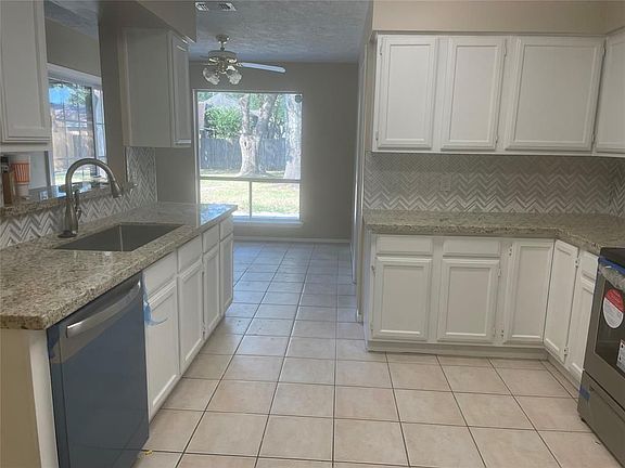 3rd image of 1006 Lost River Dr