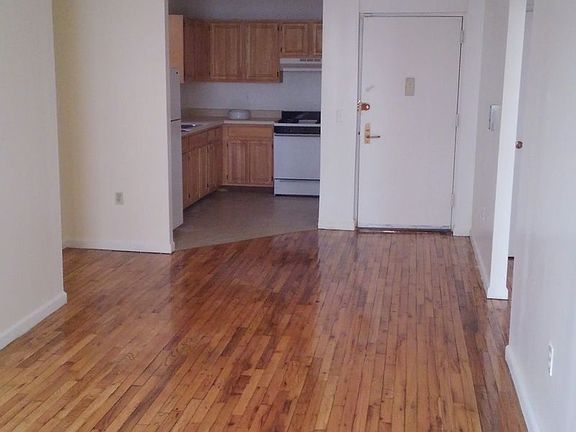 3rd image of 640 Bradford St APT 1C