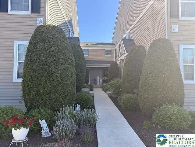 5985 Valley Forge Dr — Photo 3