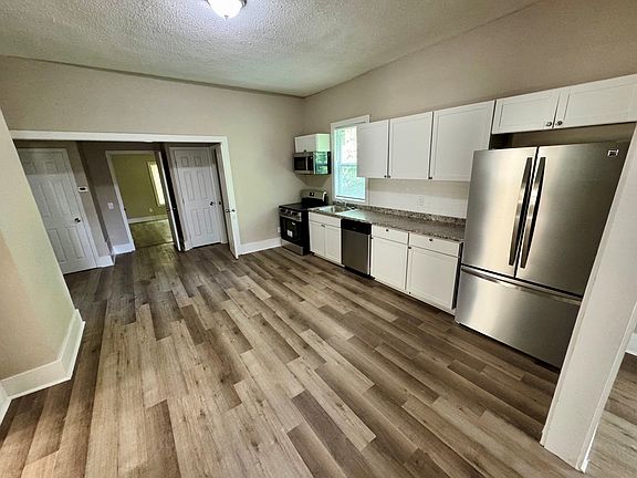 Kitchen - Stove/Range, Microwave, Refrigerator, and Dishwasher Included