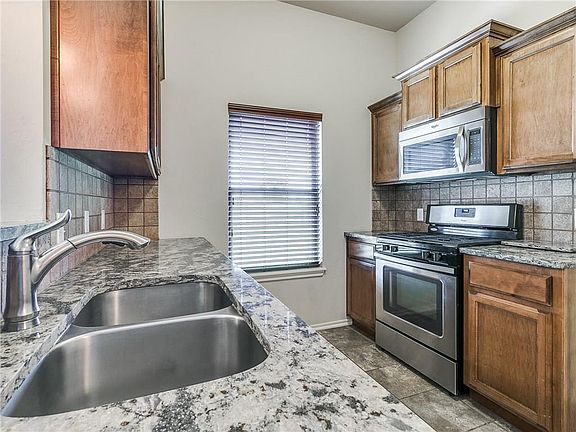 4th image of 916 Lerkim Ln