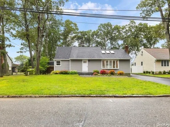 19 Abrew Street, Bay Shore, NY 11706