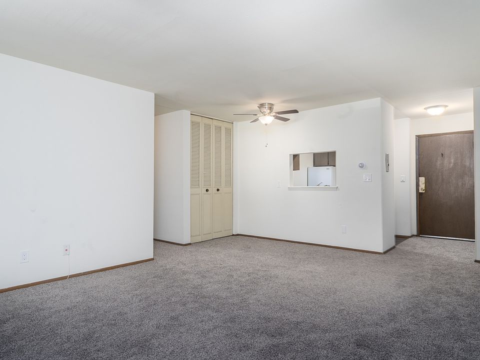2 Bed / 1 Bath - 1,000 SF - Living & Kitchen