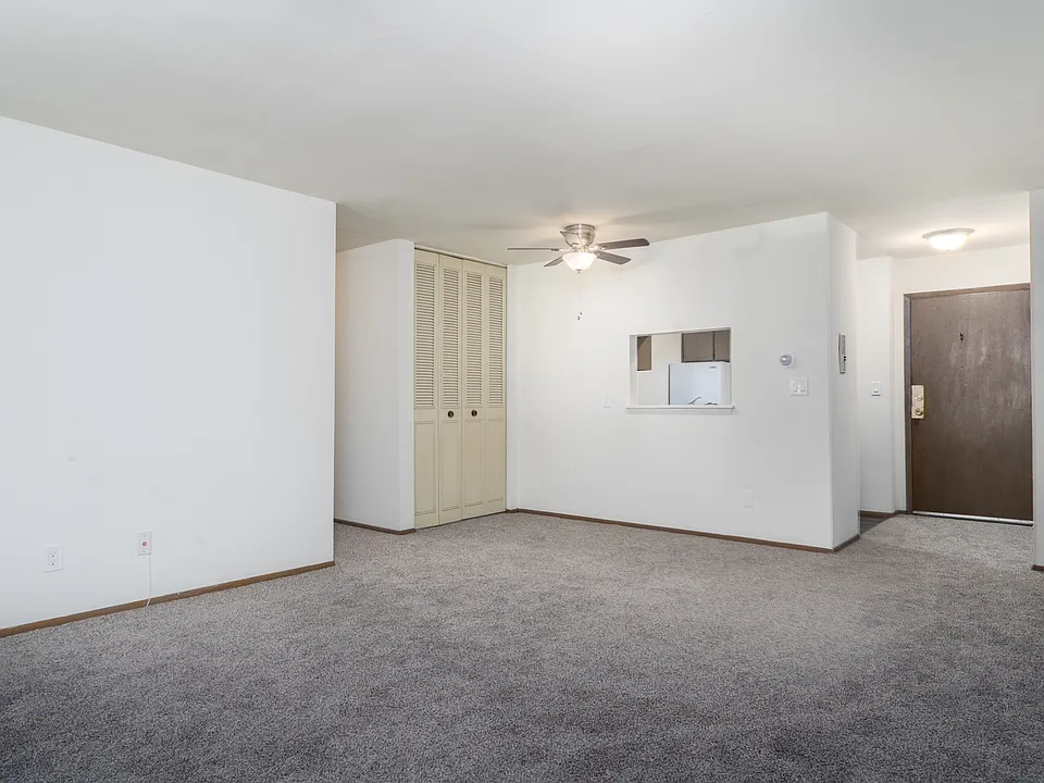 3245 N Oakland