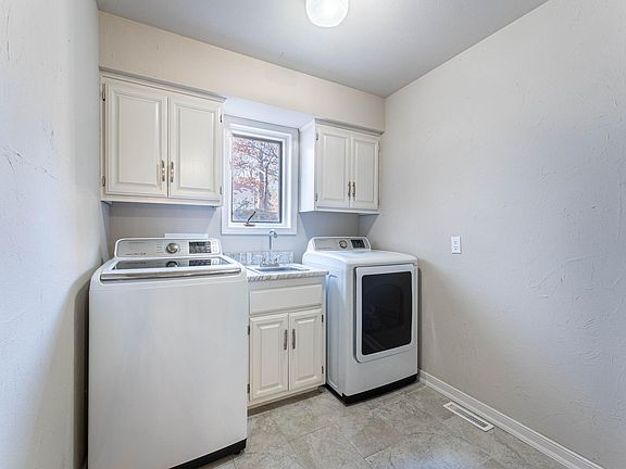 4th image of 14 Everleigh Dr