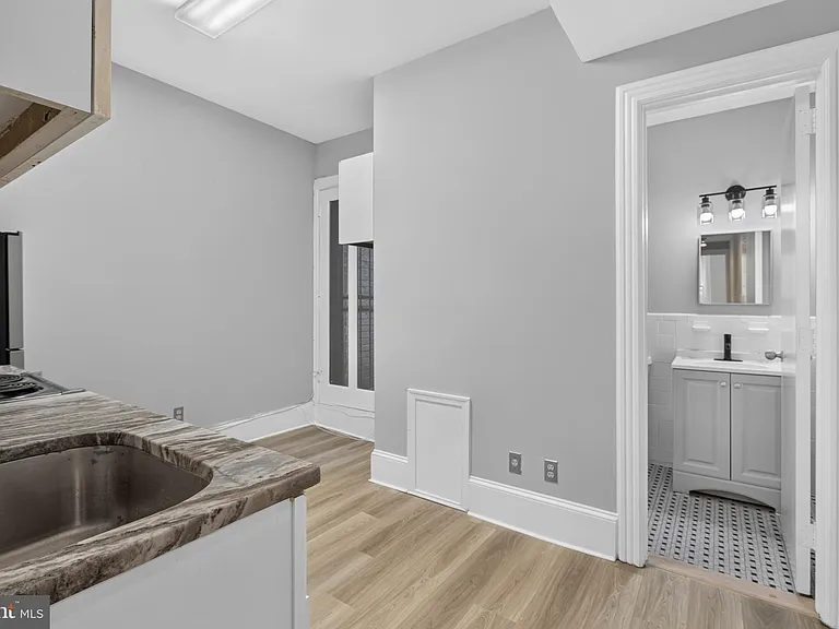 705 8th St SE #200 — Photo 11