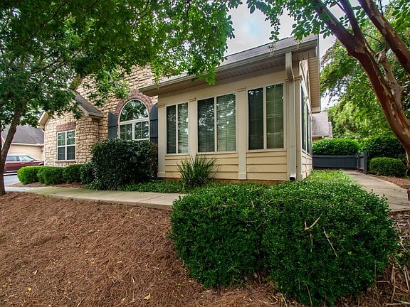 3rd image of 309 Gladstone Dr