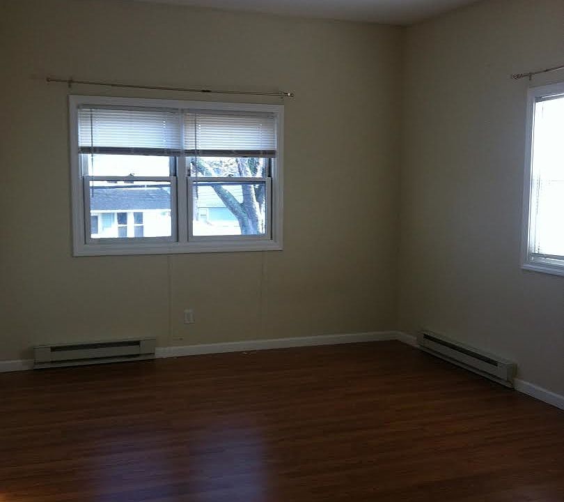 2nd image of 422 Main St Ste 1