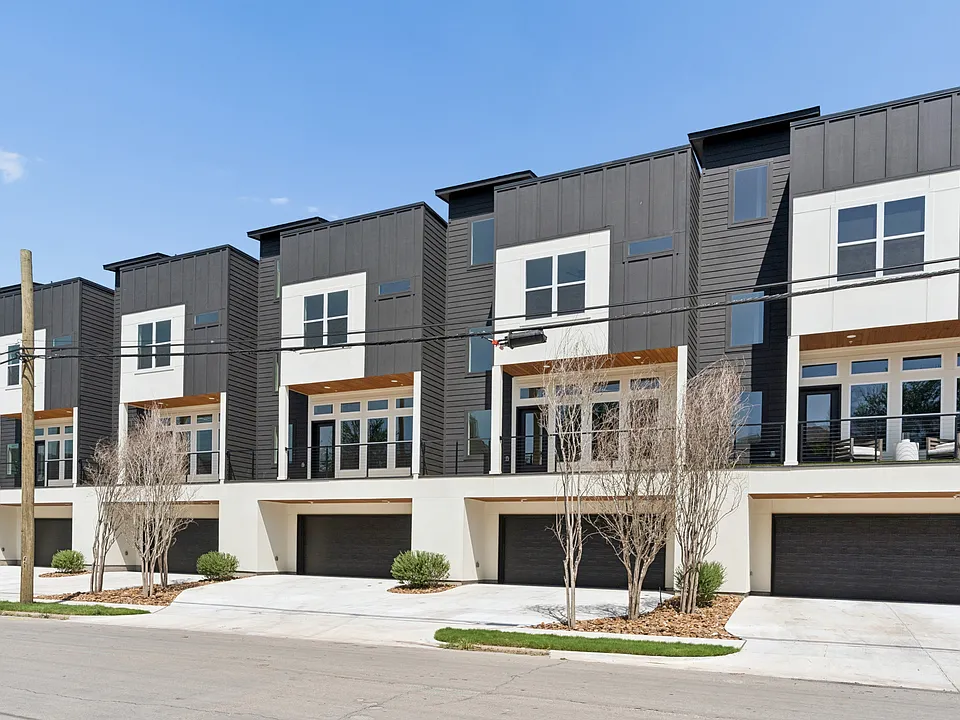 2202 N Carroll Ave #102