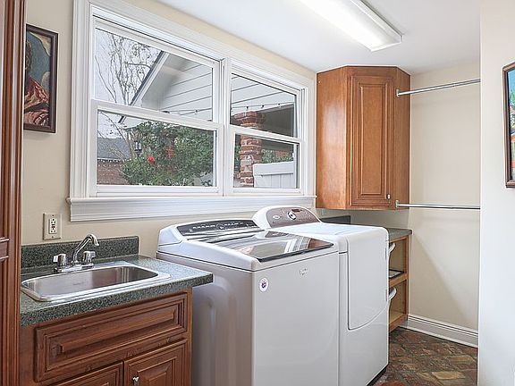 5th image of 13 Old Oak Ln