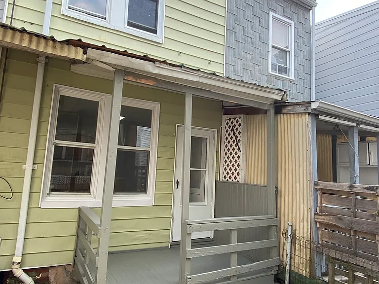 427 W Market St — Photo 2