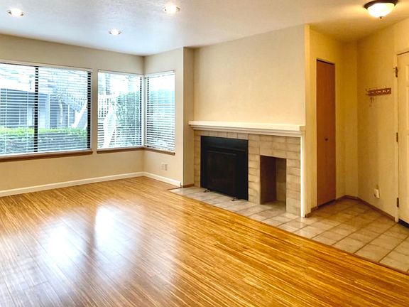 2nd image of 1308 Bellevue Way NE APT 1