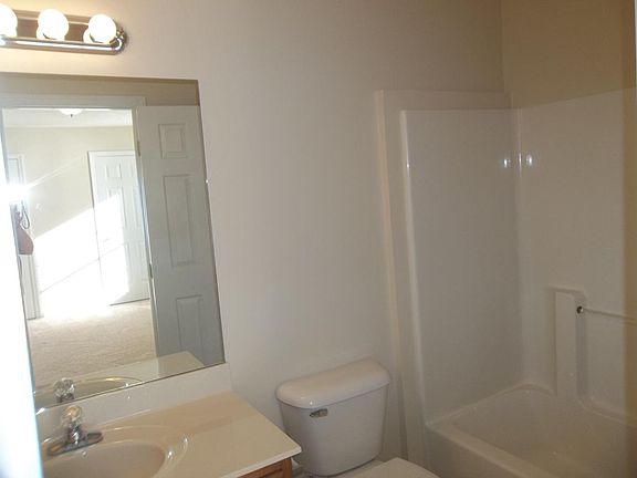 5th image of 227 Garnet Dr
