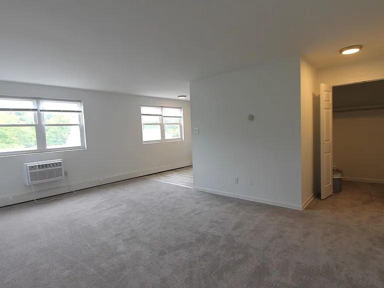 West Walnut Lane Apartments — Photo 24