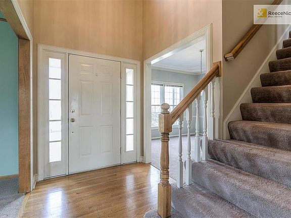 Gallery entry center hall floor plan.