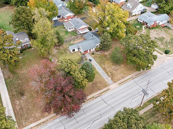 4th image of 725 Huntwood Ln
