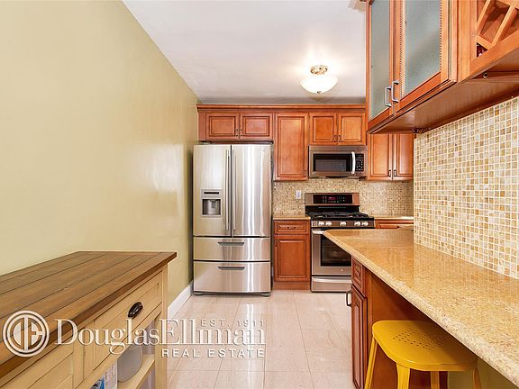 5th image of 2 Louisiana Ave APT 6C