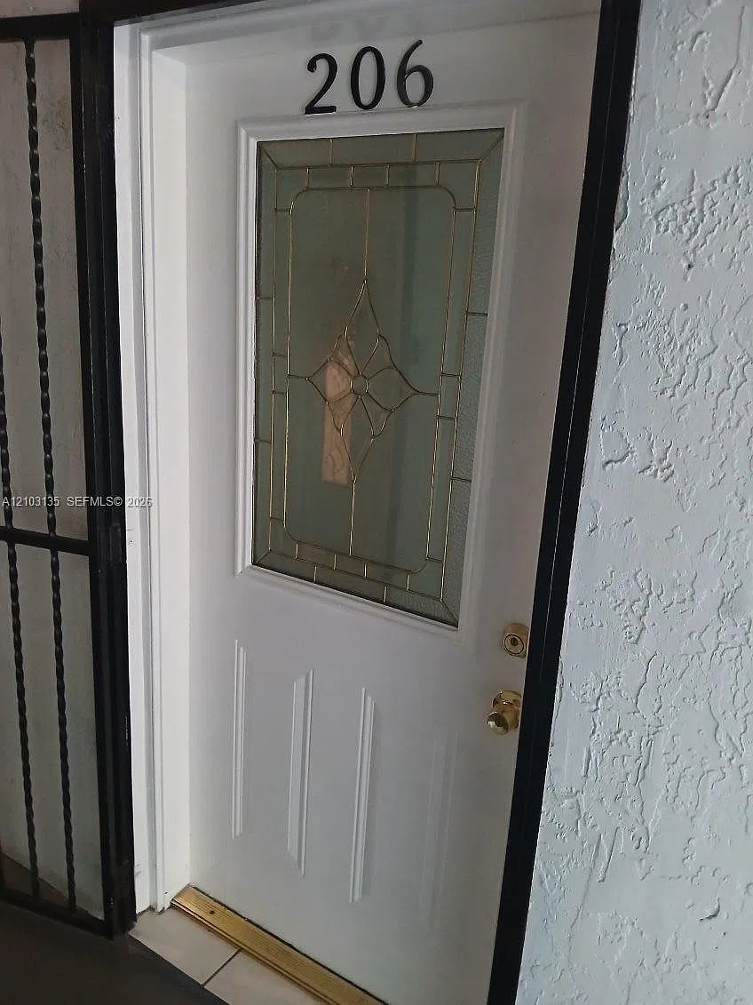 Flamingo Condo — Photo 2