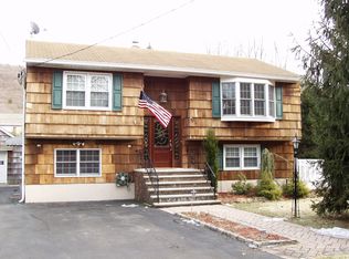 11 Woodland Dr, Oak Ridge, NJ 07438