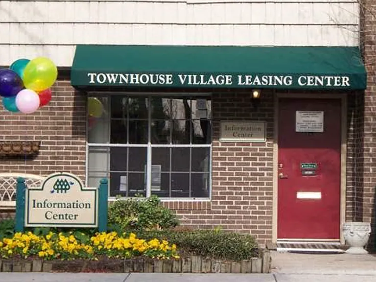 Townhouse Village — Photo 4