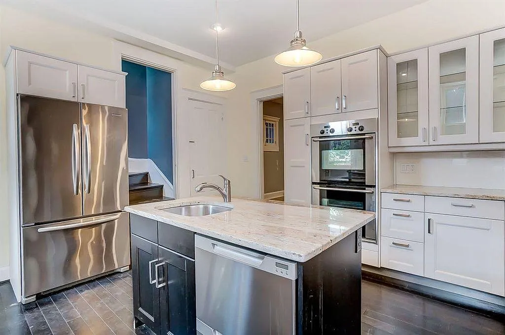 6 bed, 2.5 bath, 2710 sqft, $5,160 — Photo 2
