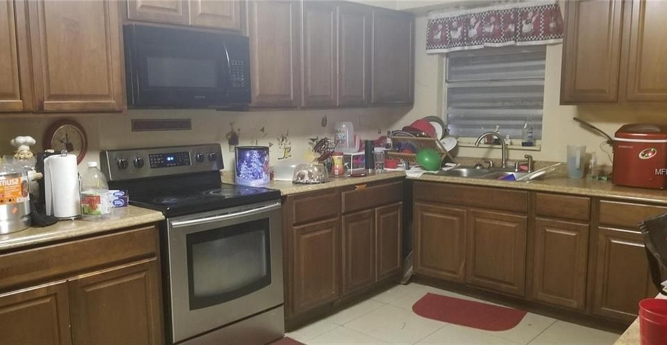 2nd image of 829 Queensboro Ave S