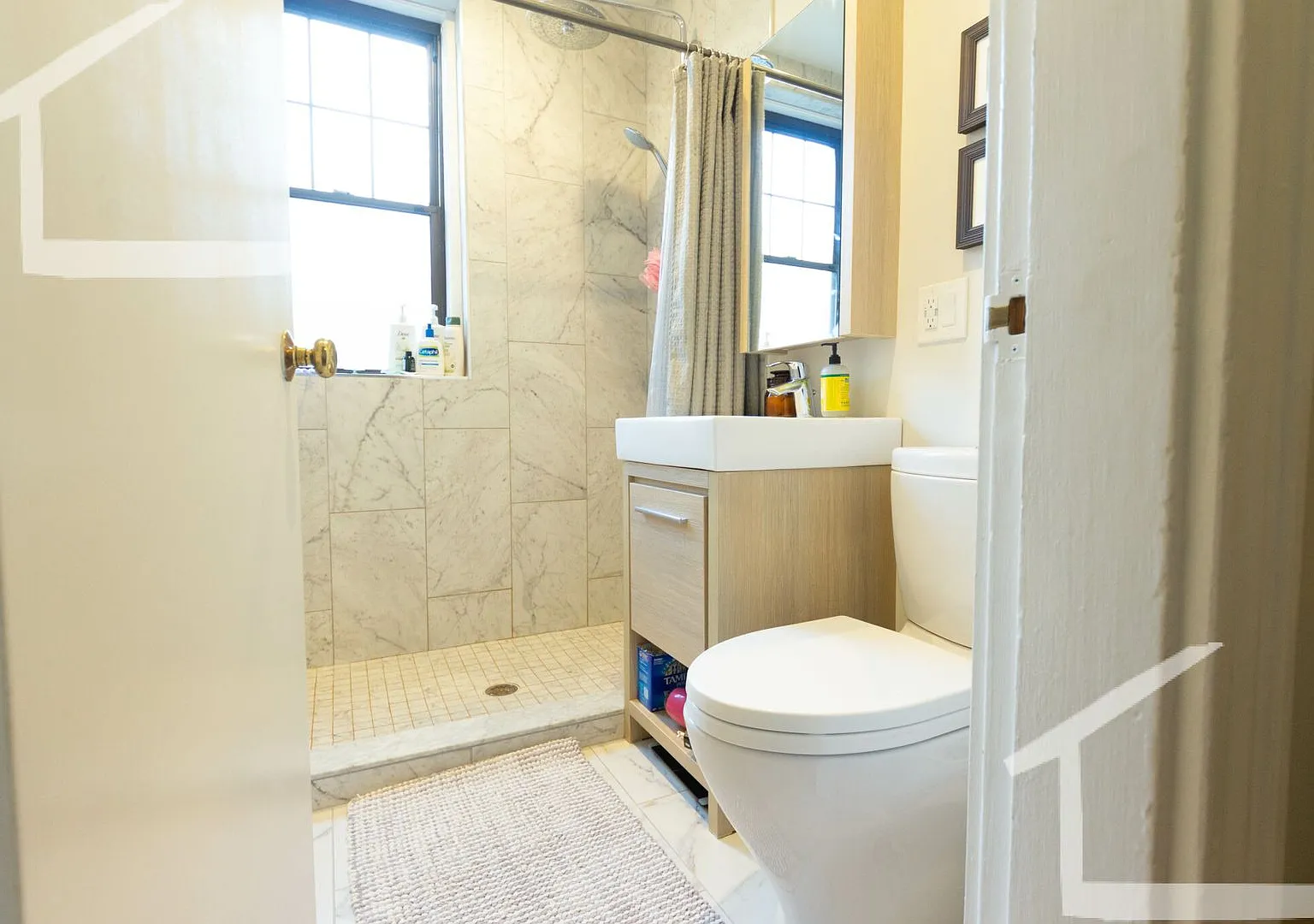 Charming 1 Bedroom-No Broker Fee — Photo 2