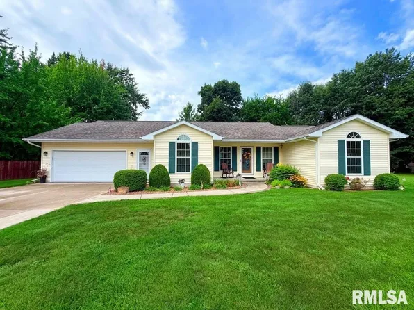 7 Carol Ct, Taylorville, IL 62568