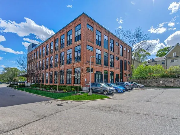 24 Cedar St #101, Cambridge, ON N1S 0B2