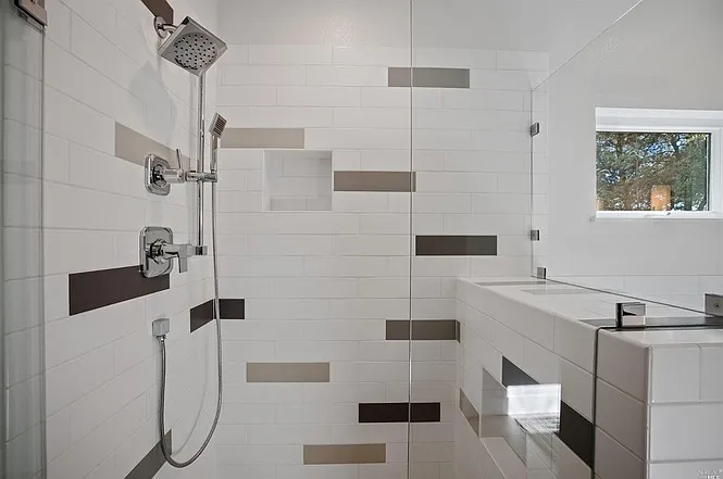 533 N Cloverdale Blvd — Photo 10