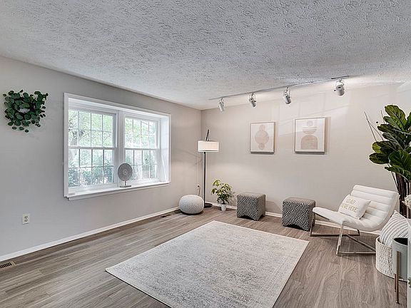 3rd image of 19407 Zinnia Cir