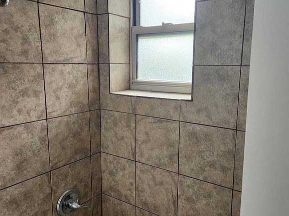 4th image of 21 Rich Ave APT 2L