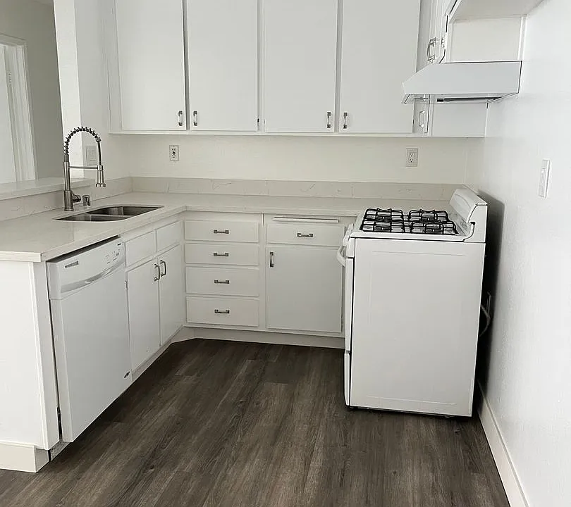 7320 Hazeltine Avenue (5295)