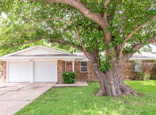 6207 Sayle St, Greenville, TX 75402