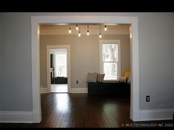 2nd image of 704 S Poplar St
